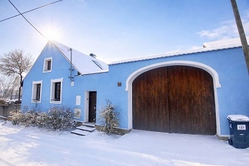 Rodinn� chalupa s uzav�en�m dvorem - NP Podyj�