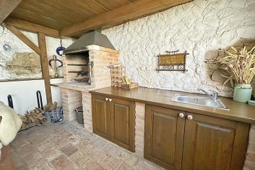 Rodinn� chalupa s uzav�en�m dvorem - NP Podyj�