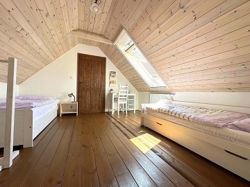 Rodinn� chalupa s uzav�en�m dvorem - NP Podyj�