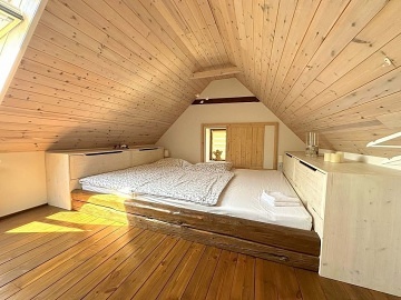 Rodinn� chalupa s uzav�en�m dvorem - NP Podyj�