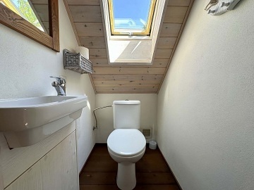 Rodinn� chalupa s uzav�en�m dvorem - NP Podyj�