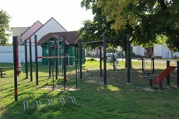 Rodinn� chalupa s uzav�en�m dvorem - NP Podyj�