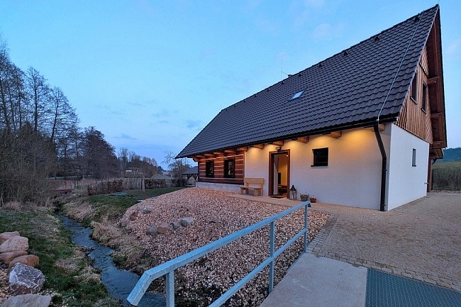 Roubenka s kachlov�mi kamny - Adr�pa�sk� sk�ly