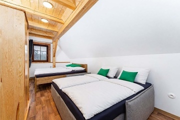 Roubenka s kachlov�mi kamny - Adr�pa�sk� sk�ly