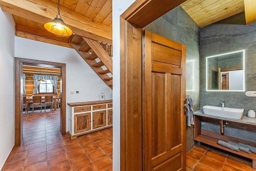 Roubenka s kachlov�mi kamny - Adr�pa�sk� sk�ly