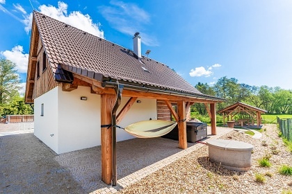 Roubenka s kachlov�mi kamny - Adr�pa�sk� sk�ly