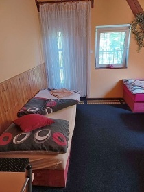 Chalupa terasa a baz�n - Hrad Kost - �esk� r�j
