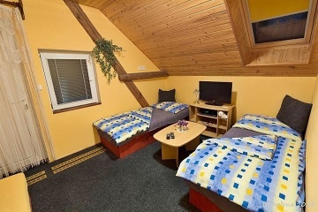 Chalupa terasa a baz�n - Hrad Kost - �esk� r�j