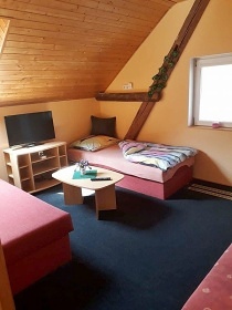 Chalupa terasa a baz�n - Hrad Kost - �esk� r�j