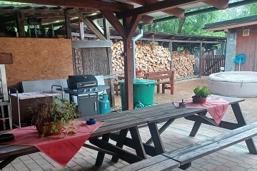 Chalupa terasa a baz�n - Hrad Kost - �esk� r�j