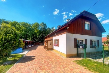 Chalupa terasa a baz�n - Hrad Kost - �esk� r�j