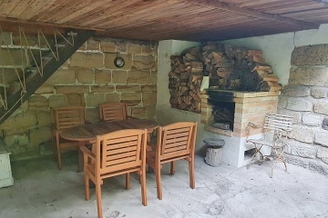Chalupa s baz�nem - P��hrazsk� sk�ly - hrad Kost