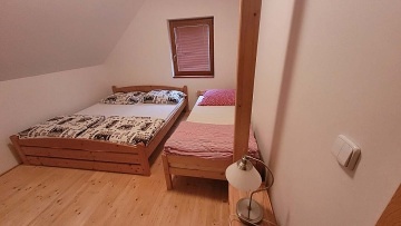 Chalupa s baz�nem - P��hrazsk� sk�ly - hrad Kost