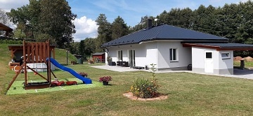 Rodinn� chata - baz�n a koupac� sud - Podkrkono��