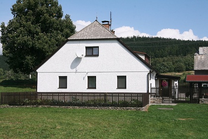 Chalupa s baznem - hrad Velhartice - umava