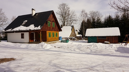 Chalupa a kachlová kamna s pecí - Orlické hory