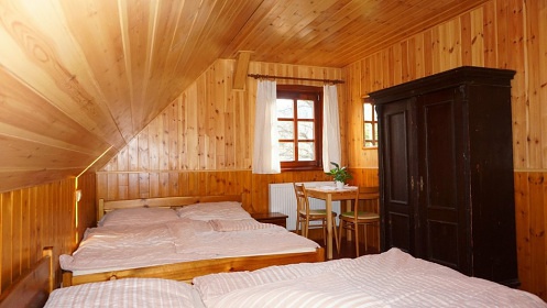 Chalupa a kachlová kamna s pecí - Orlické hory