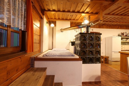 Chalupa a kachlová kamna s pecí - Orlické hory