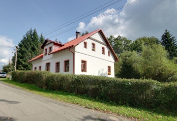 Chalupa s pec� a vinn�m sklepem - Kru�n� hory