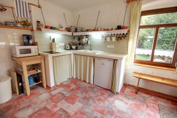 Chalupa s pec� a vinn�m sklepem - Kru�n� hory