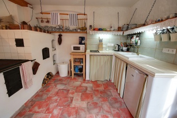 Chalupa s pec� a vinn�m sklepem - Kru�n� hory