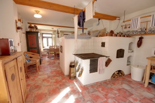 Chalupa s pec� a vinn�m sklepem - Kru�n� hory