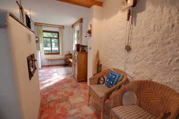 Chalupa s pec� a vinn�m sklepem - Kru�n� hory