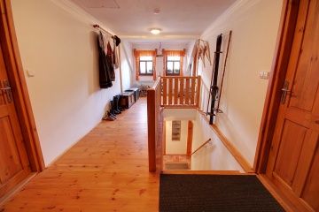 Chalupa s pec� a vinn�m sklepem - Kru�n� hory