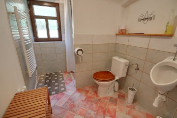 Chalupa s pec� a vinn�m sklepem - Kru�n� hory