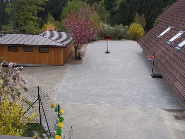 Chalupa s baz�nem - ko�sk� pastviny - Jizerky