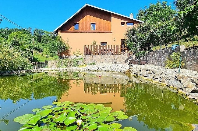 Chalupa s baz�nem - hrad Bouzov - �umperk