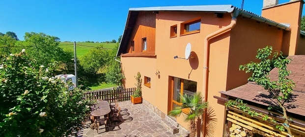 Chalupa s baz�nem - hrad Bouzov - �umperk