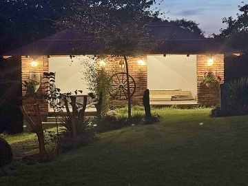 Chalupa s baz�nem a v��ivkou - Toulovcovy Ma�tale