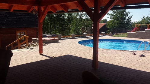 Chalupa s baz�nem a v��ivkou - Toulovcovy Ma�tale