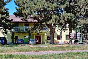 Penzion a vinn� sklep - Mut�nick� vina�sk� stezka