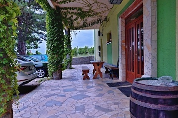 Penzion a vinn� sklep - Mut�nick� vina�sk� stezka