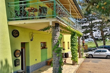 Penzion a vinn� sklep - Mut�nick� vina�sk� stezka