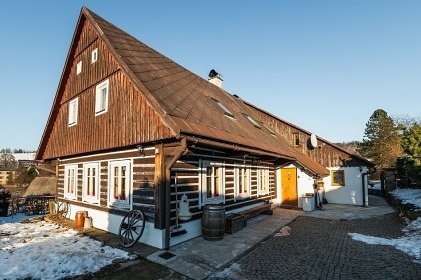 Roubená chalupa s bazénem - Krkonoše - Poniklá