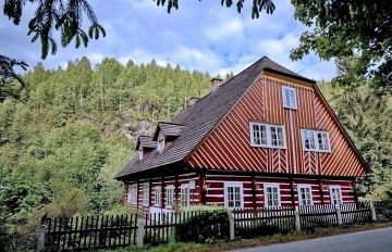Roubenka s bazénem - říčka Bělá - Jedlová