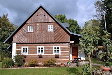 Chalupa s vnit�n�m baz�nem - Studen� vrch