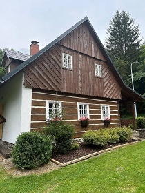 Chalupa s vnit�n�m baz�nem - Studen� vrch