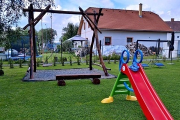 Chalupa s baz�nem - u p�ehrady Lipno - ji�n� �echy