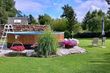 Chalupa s baz�nem - u p�ehrady Lipno - ji�n� �echy