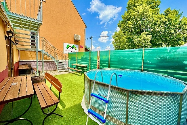 Chalupa s baz�nem - P�lavsk� vrchy - ji�n� Morava