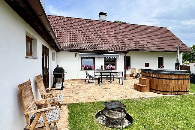 Chalupa a koupací sud - hrad Choustník - Tábor