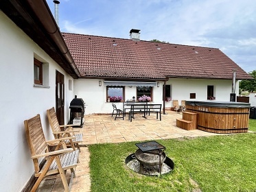 Chalupa a koupací sud - hrad Choustník - Tábor