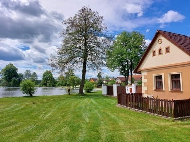 Chalupa a koupac� sud - hrad Choustn�k - T�bor