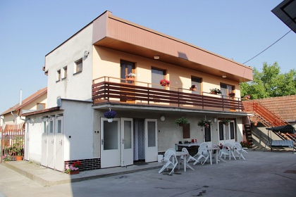 Murovaný dom Kosár - apartmány Veľký Meder