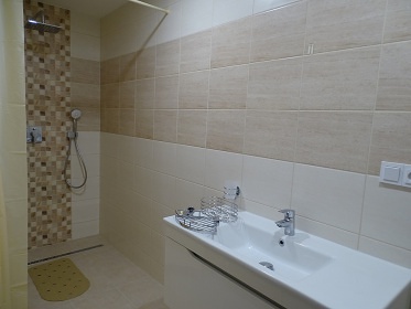 Chata koupac� sud a letn� kuchyn� - B�l� Karpaty