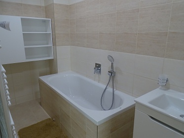 Chata koupac� sud a letn� kuchyn� - B�l� Karpaty